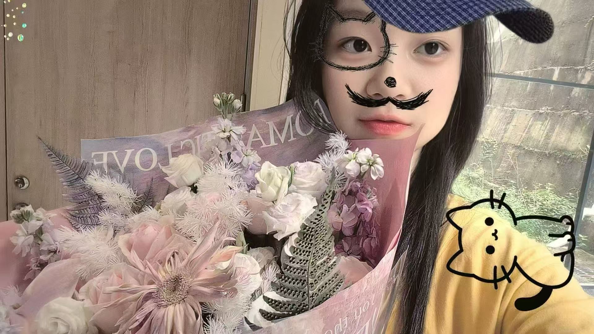 抱着生日花束的宝贝