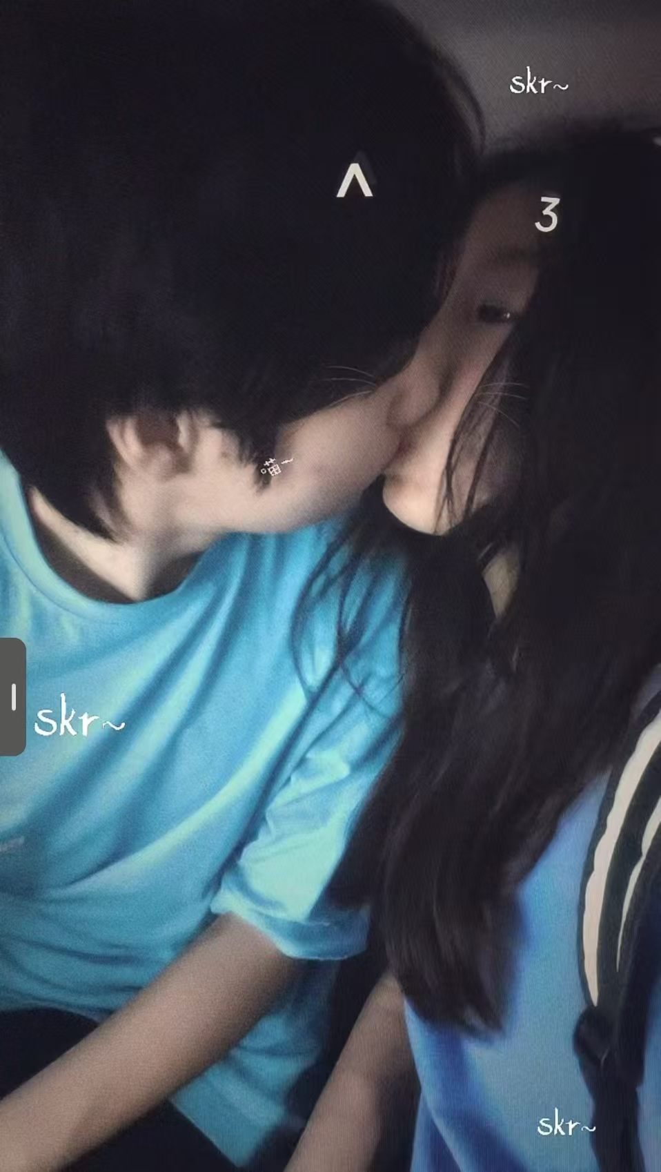 五月二十一日，我们穿着蓝色衣服亲亲