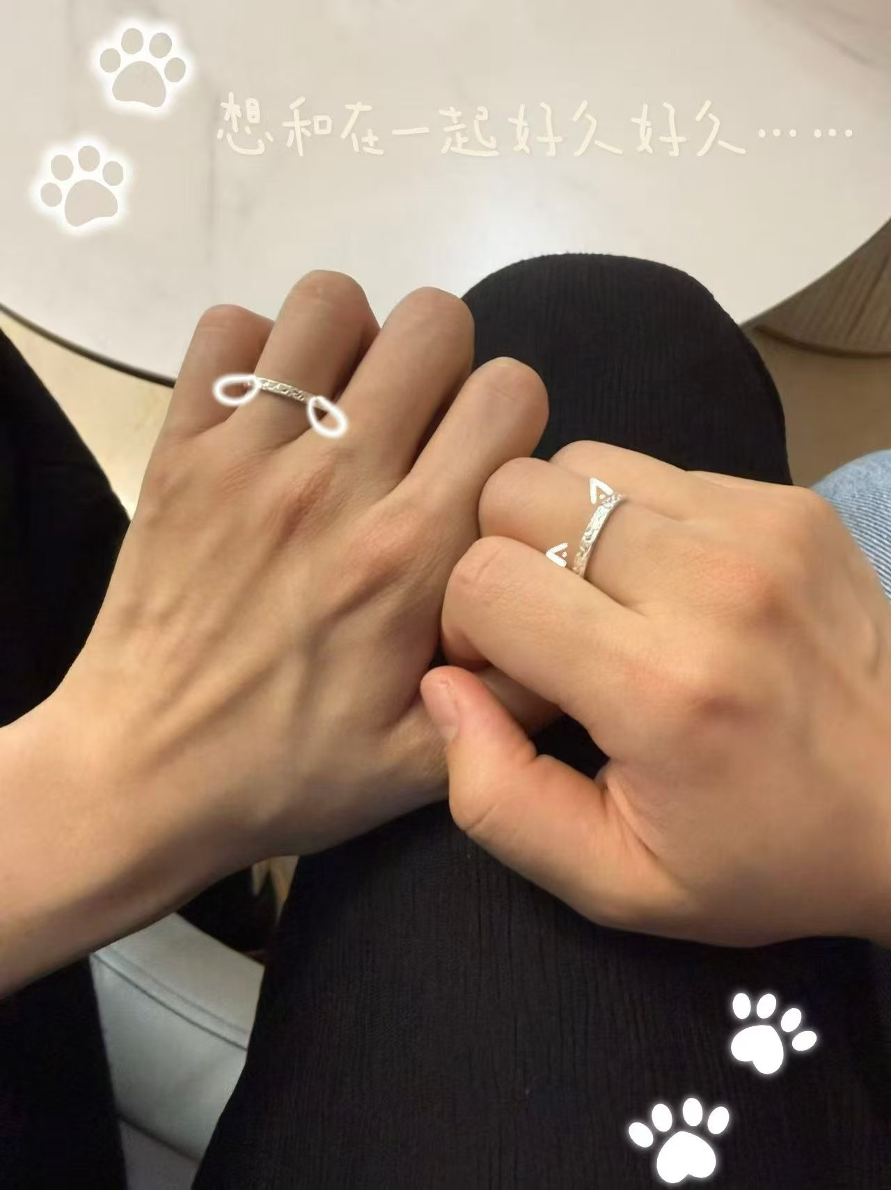 我们的双手,各戴着第一对纯银对戒中的一只
