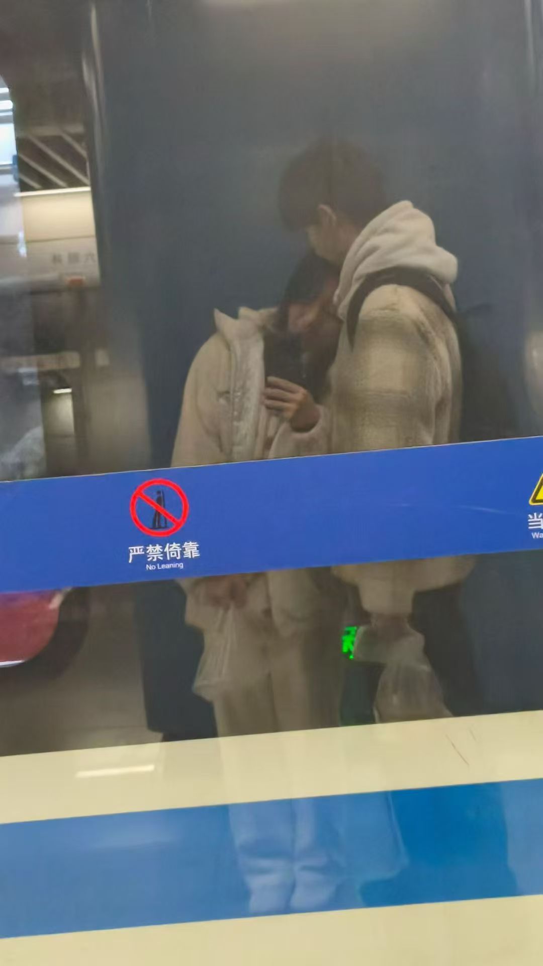 玻璃里，抱在一起的我们