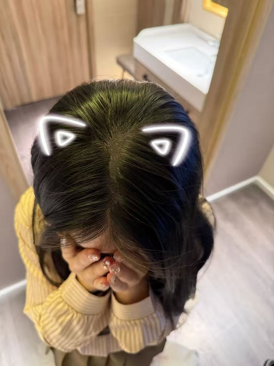 躲着镜头，又忍不住想拍的宝贝