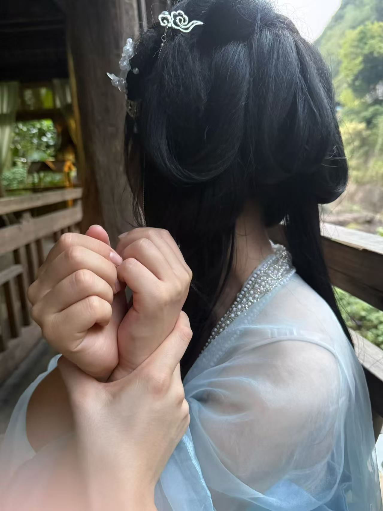 牵着手、藏起脸的宝贝