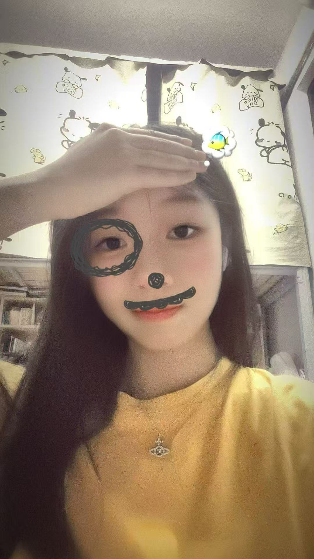 穿着黄色衣服、戴着生日项链的宝贝