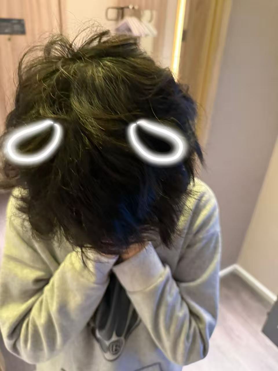 又躲起来啦
