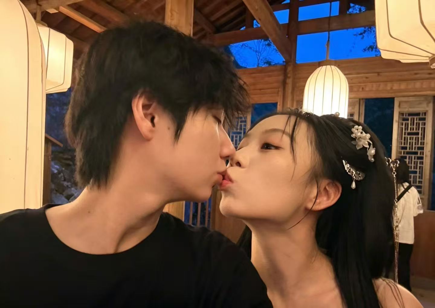 在餐厅亲亲的我们