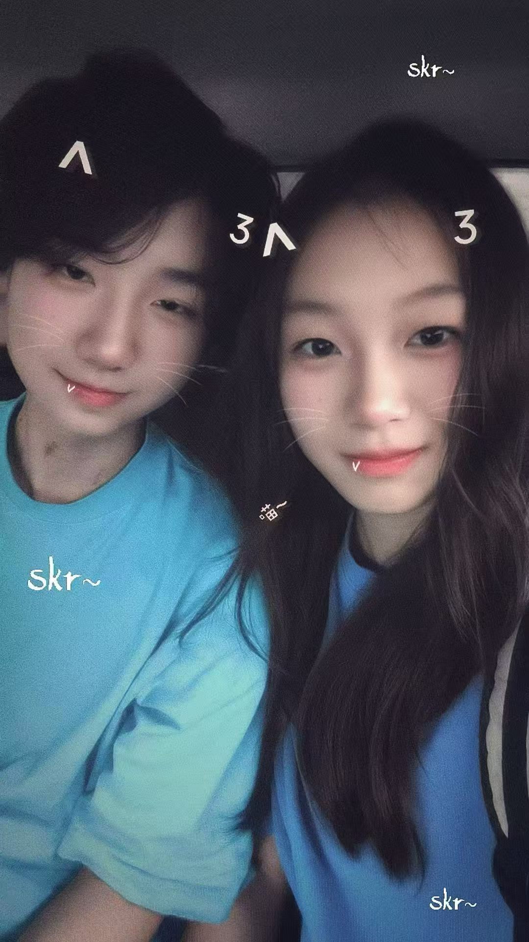 穿着蓝色衣服,靠在一起的我们